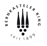 Logo mit drei stilisierten Weingläsern und fünf Kreisen darüber, darunter der Text seit 1889.