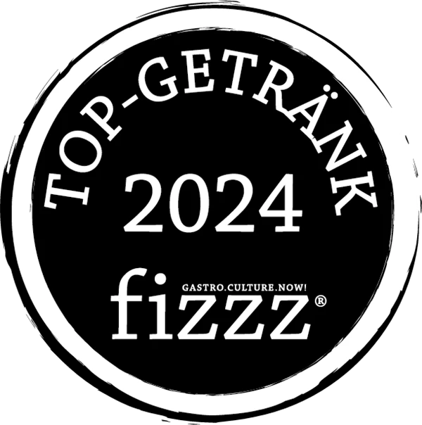 Schwarzes rundes Logo mit weißer Schrift nennt ein Top-Getränk für 2024.