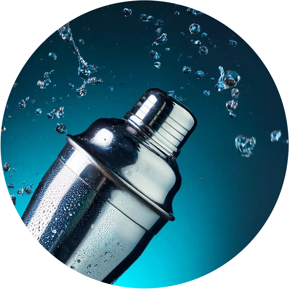 Eine Trinkflasche taucht in klarem Wasser, umgeben von vielen kleinen Luftblasen.