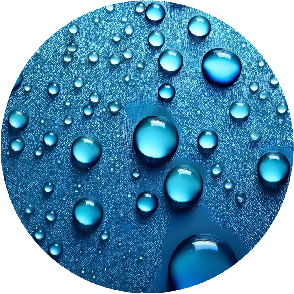 Wassertropfen verschiedener Größe liegen auf einer blauen Oberfläche.