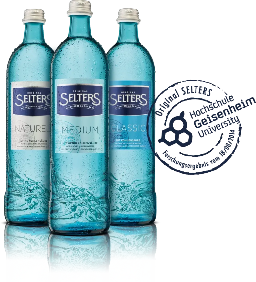 Drei blaue Wasserflaschen stehen nebeneinander, beschriftet mit unterschiedlichem Kohlensäuregehalt.