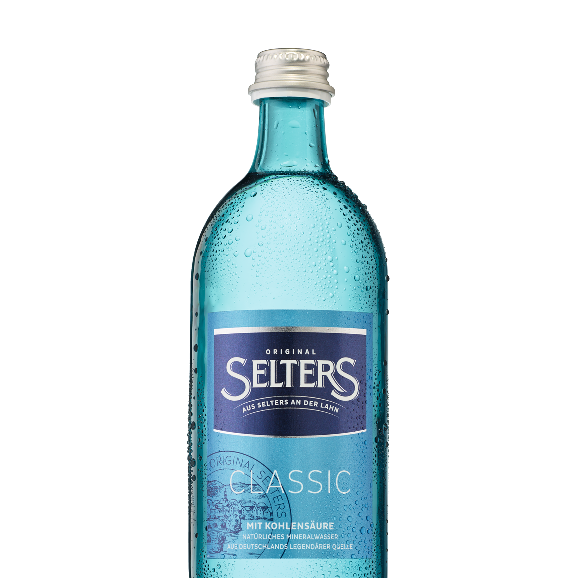 Eine Glasflasche mit kohlensäurehaltigem Mineralwasser steht vor einem blauen Hintergrund.