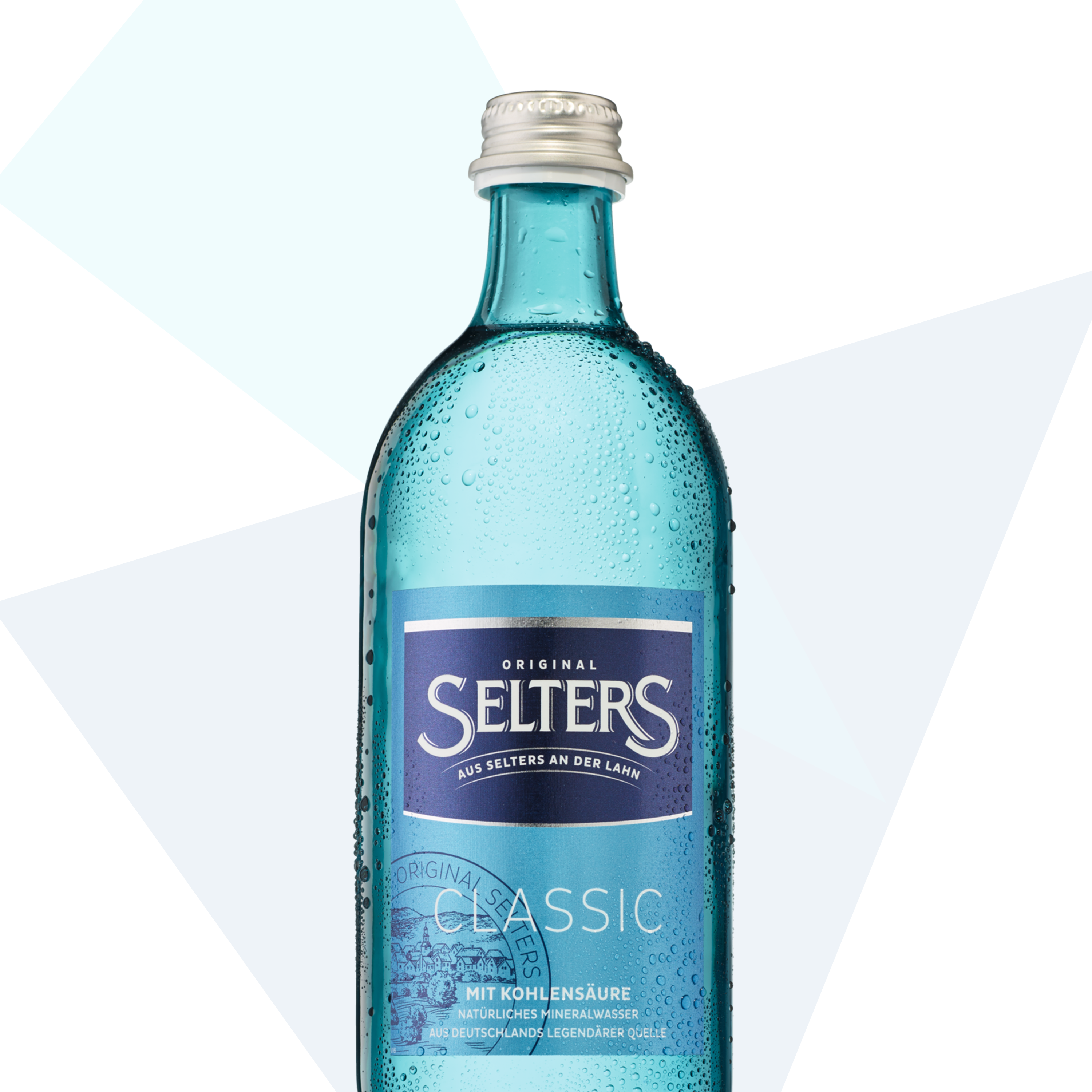 Eine Glasflasche mit kohlensäurehaltigem Mineralwasser steht vor einem blauen Hintergrund.