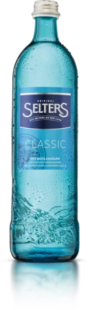 Eine blaue Flasche mit Mineralwasser steht aufrecht, Luftblasen sind sichtbar.