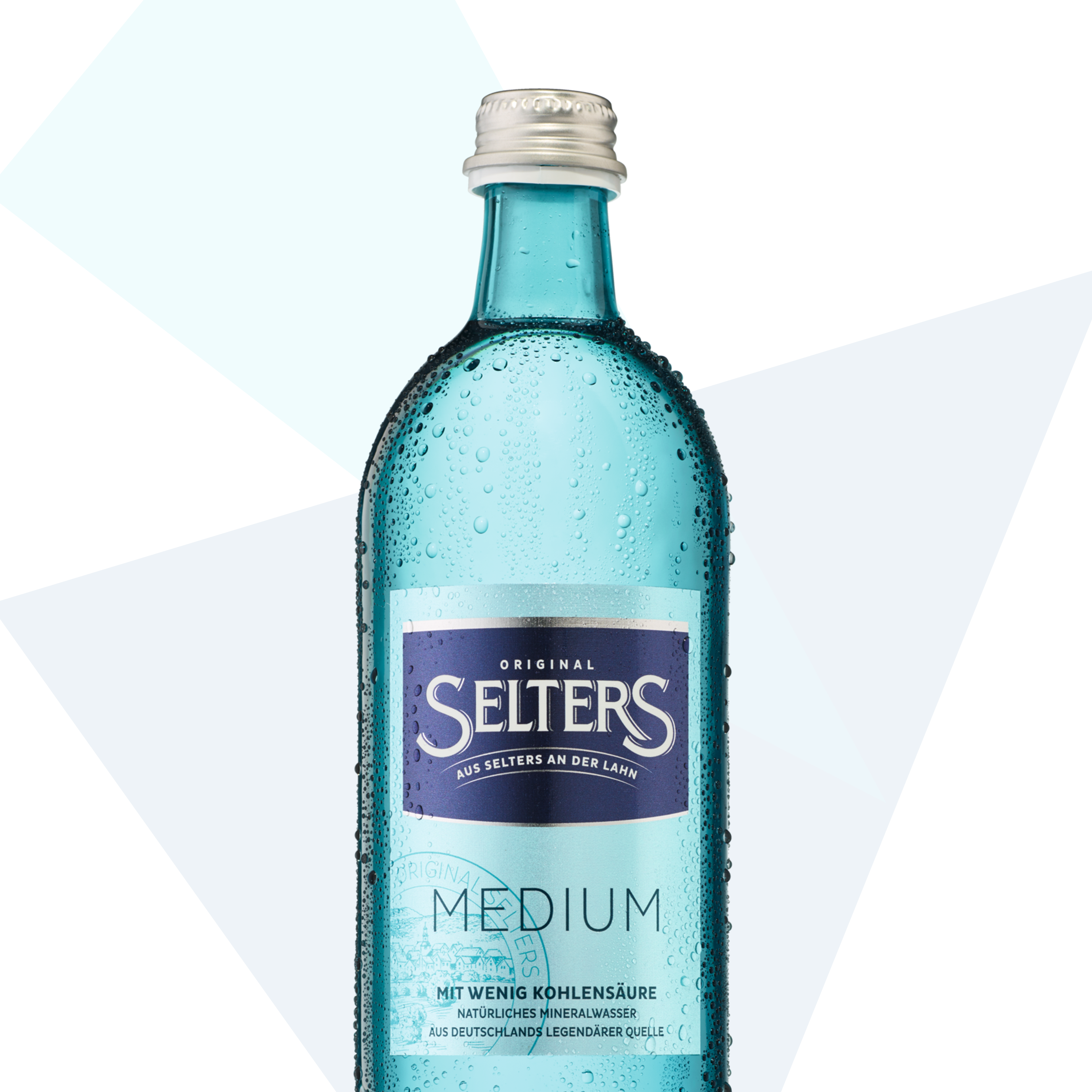 Eine Mineralwasserflasche mit Kondenswasser ist zentral abgebildet. Sie trägt ein blaues Etikett.