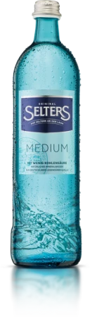 Eine Flasche Mineralwasser mit Kohlensäure steht aufrecht auf einer Oberfläche.