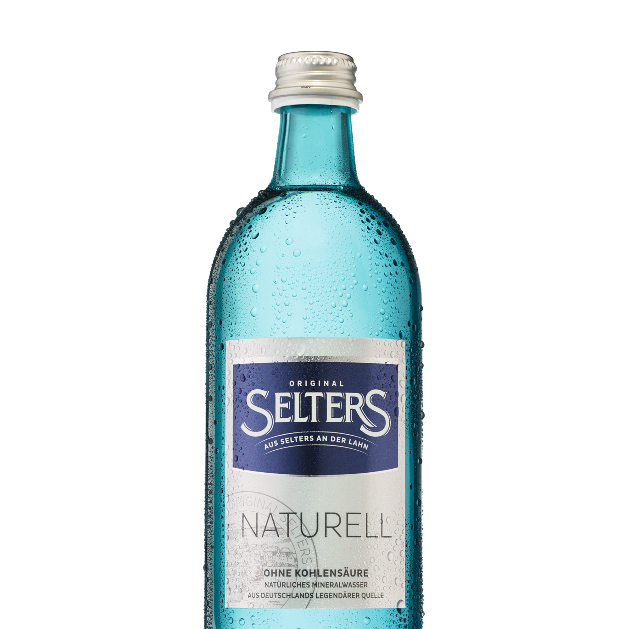Eine Glasflasche mit Wasser ist abgebildet, bedeckt mit Wassertropfen.