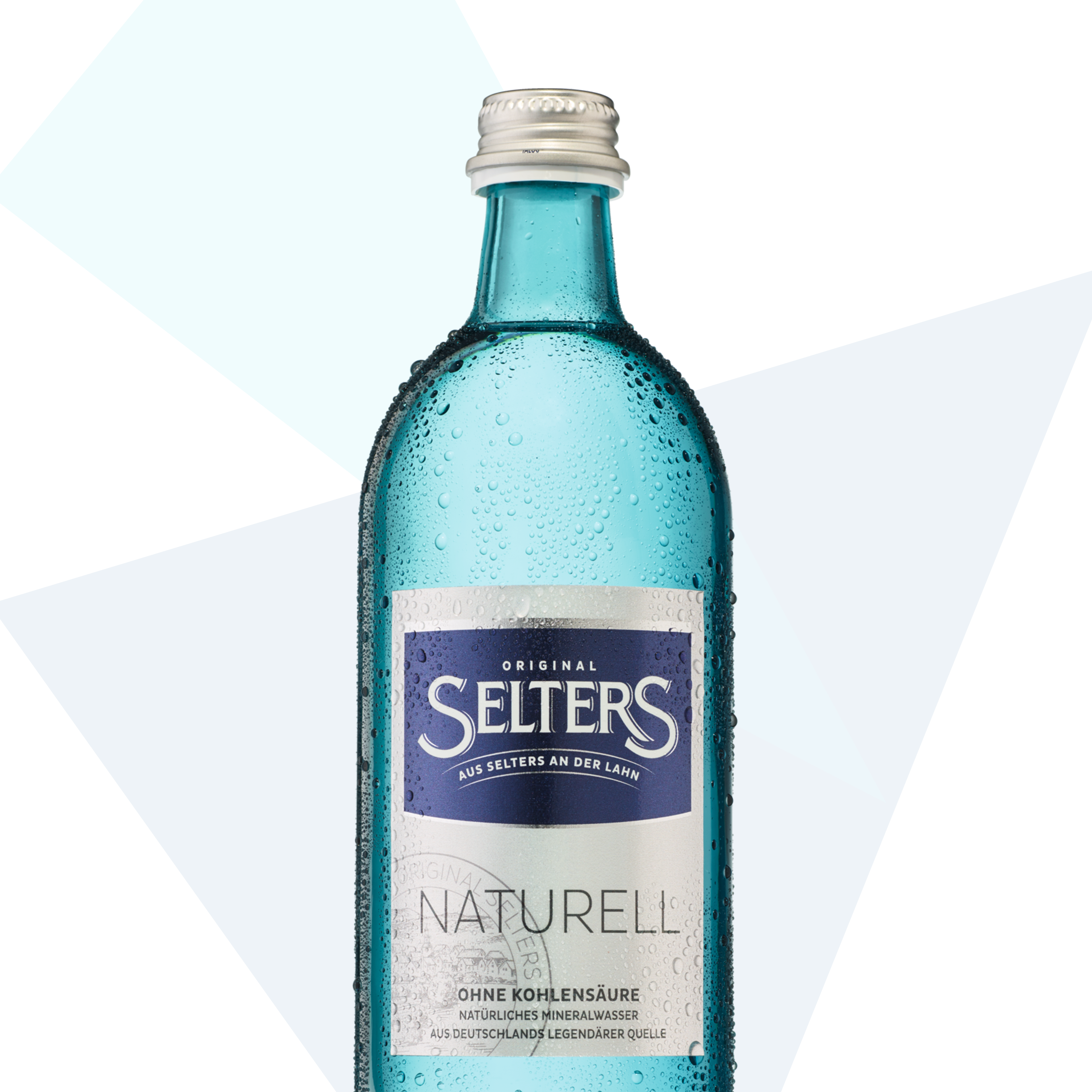 Eine Glasflasche mit Wasser ist abgebildet, bedeckt mit Wassertropfen.