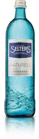 Eine transparente Flasche mit blauem Mineralwasser ist abgebildet. Das Etikett ist blau mit weißer Schrift.