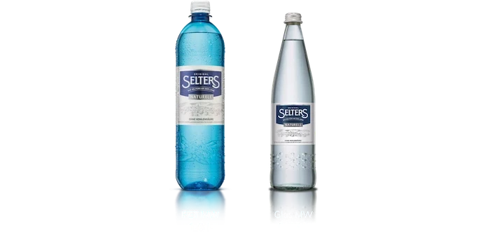 Zwei Mineralwasserflaschen stehen nebeneinander, eine aus Kunststoff, eine aus Glas.