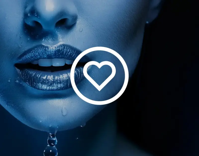 Nahaufnahme von blauen Lippen mit Wassertropfen und einem Herzsymbol.