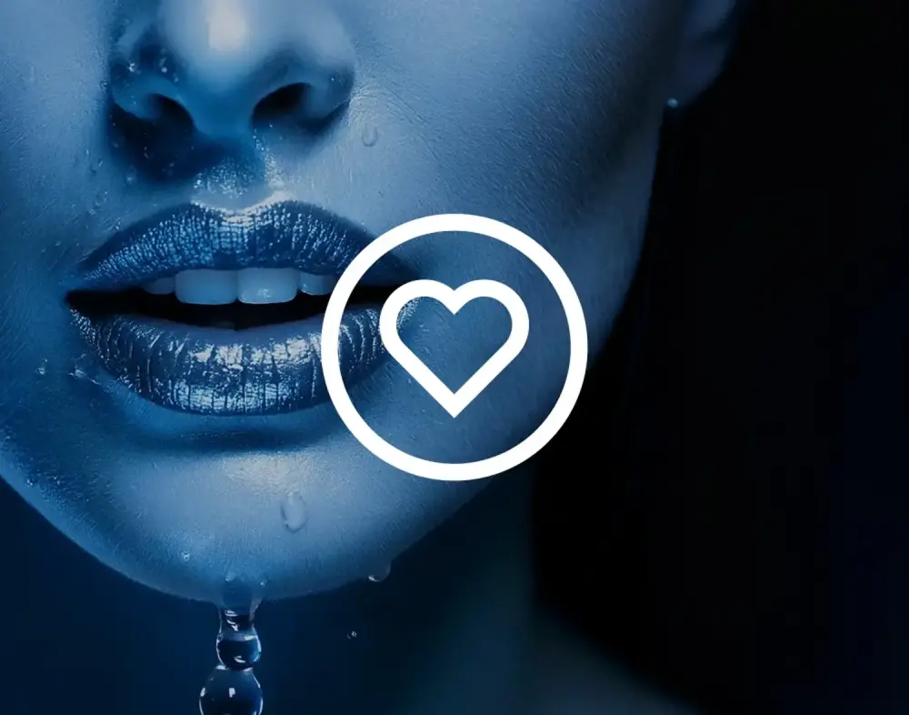 Nahaufnahme von blauen Lippen mit Wassertropfen und einem Herzsymbol.