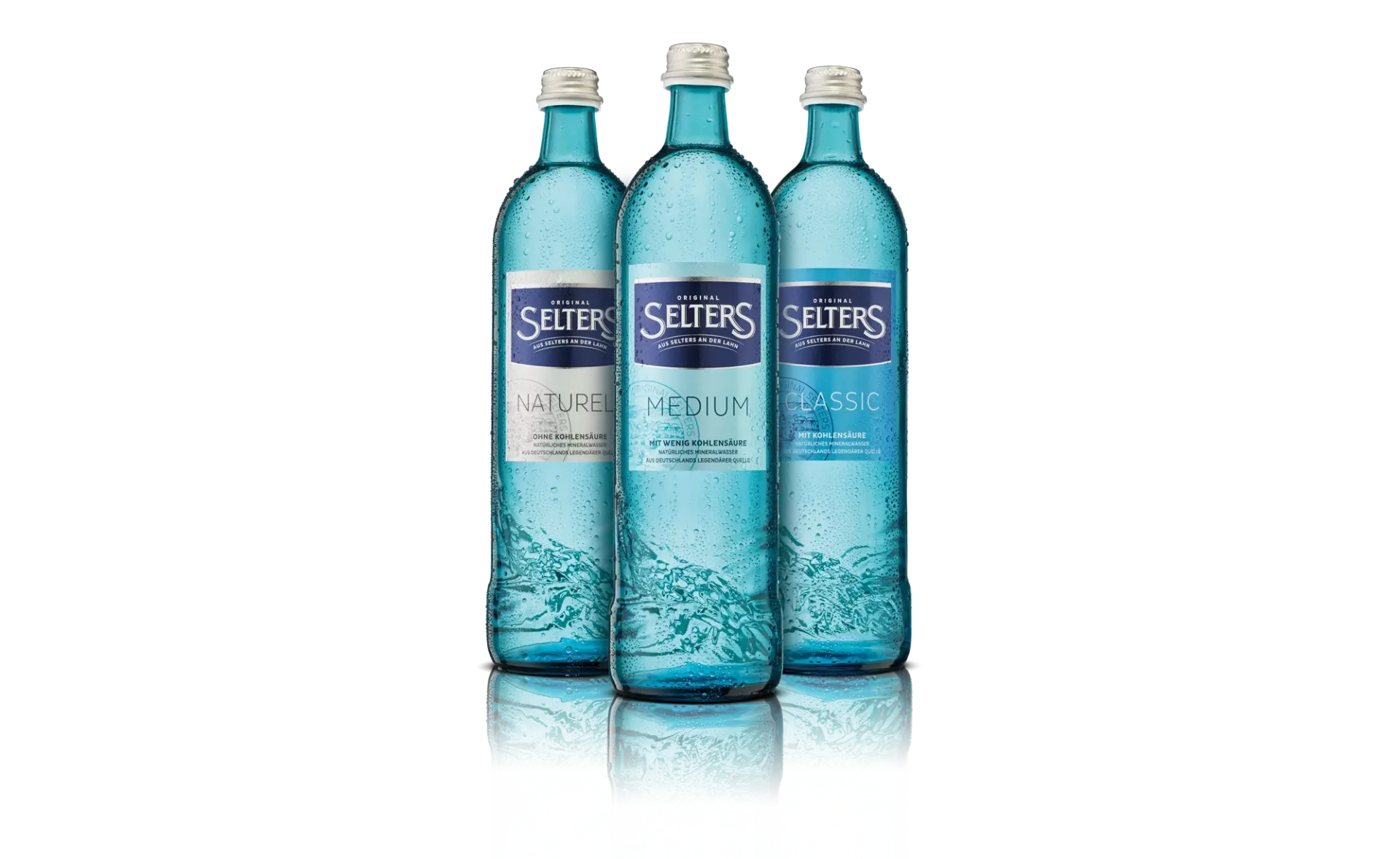 Drei blaue Glasflaschen mit Wasser stehen nebeneinander auf einer Fläche. Jede Flasche ist mit Kondenswasser bedeckt.